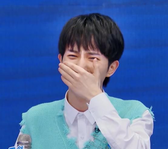 李俊濠与媒体见面腿发抖时，其他导师笑作一团，唯有虞书欣抱不平