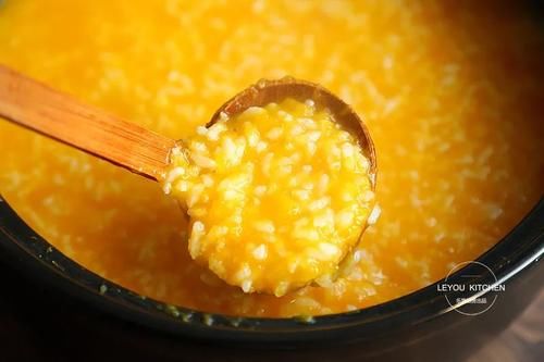 南瓜|多做两步,煮一锅金黄浓稠的南瓜粥,和买的一样好喝,很适合冬天