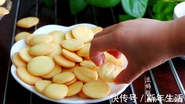 不用一滴油，教你做鸡蛋小饼干，只需3种食材，口口香又酥