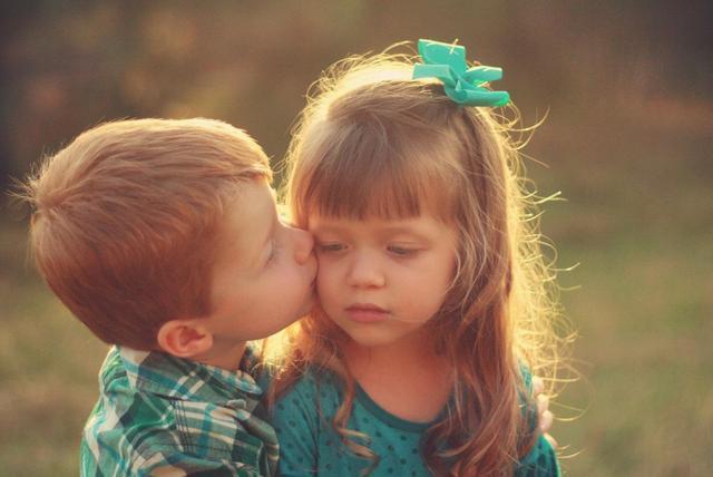 产房|产妇半夜生二胎,产房外只有大女儿一人等候,孩子的话让护士落泪