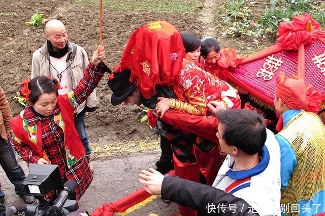 婚礼|法国小伙倒插门到中国农村,传统婚礼让新娘喜不自禁