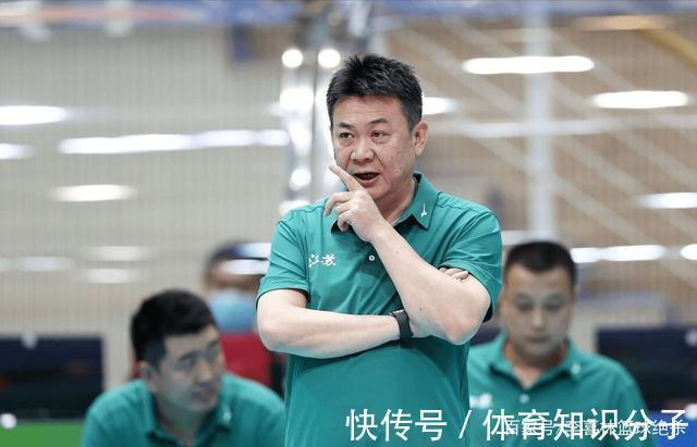 中国男排|女排冠军少帅接班蔡斌!朱婷变瘦了:小撒合影1米98婷队变娇小