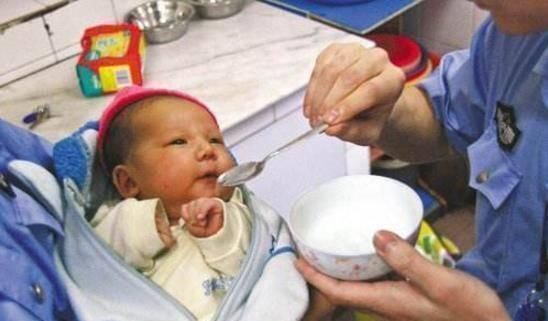 喝水|新生儿第一口,应该是先喝水,还是吃母乳?这一点对宝宝很关键!