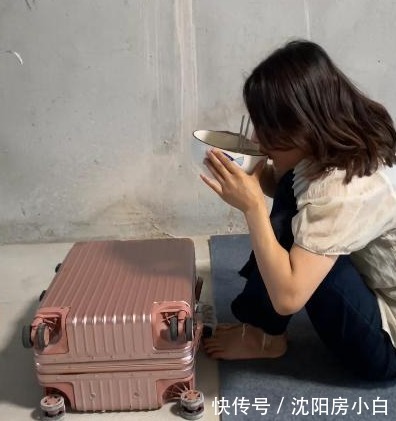 积蓄|95后女孩花光积蓄买房，住进毛坯房，把行李箱当餐桌