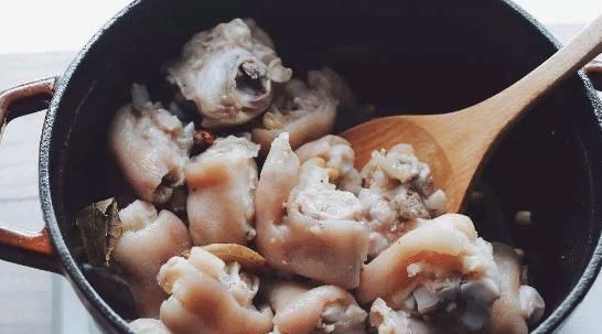  炖猪蹄时，最忌直接焯水，教你正确做法，猪蹄软糯好吃，没腥臭味