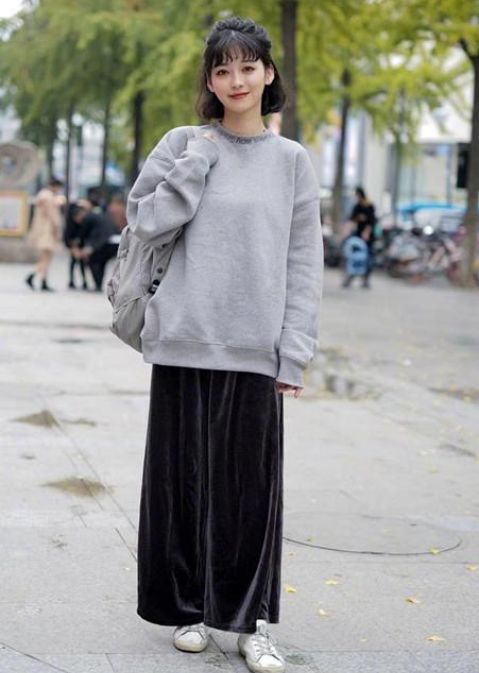 街拍:图二小姐姐气场全开,大长腿真吸睛,穿搭简单却很时尚