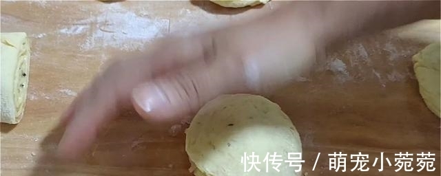 玉米面饼这样做，加多一种材料，口感丰富，吃着蓬松柔软，真香