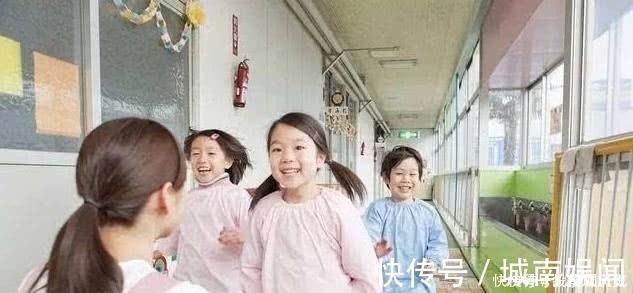 家长|一节车厢两个孩子,却展示了不同的家教,未来早已经一目了然!