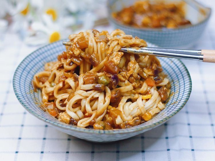 大人孩子都爱吃的拌酱面，简单又美味，几分钟就做好