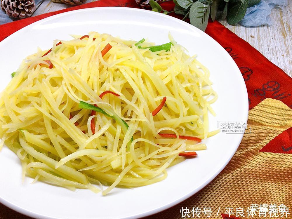炒土豆丝时,有的人在第一步就做错了,多加一个步骤,爽脆不发黑