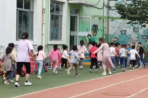 青年路派出所|周村区正阳路小学附设幼儿园丝绸路园开展反恐防暴演练