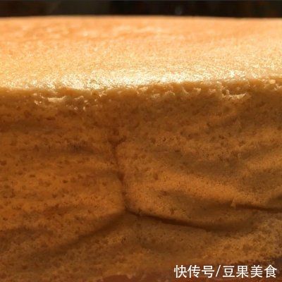 香蕉古早蛋糕，香甜松软，满室飘香，口感如棉花般的轻柔，超好吃