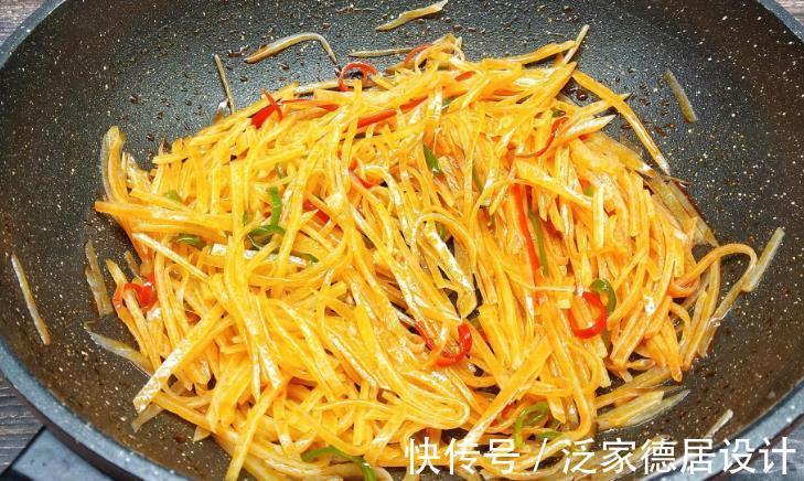 正确做法|炒土豆丝，记住“两个窍门”，炒好后又脆又香，教您正确做法