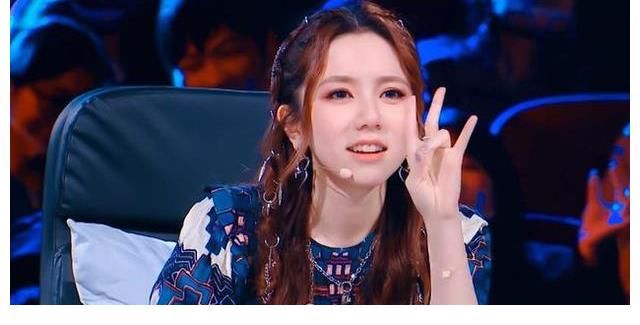 12年了，董卿的“托王”位置終于后繼有人了，她托得真好