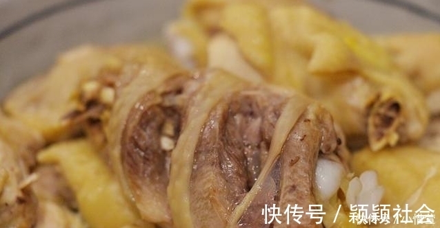 比白切鸡还好吃入味的清蒸鸡,不用一滴油,蘸上酱汁好吃不上火