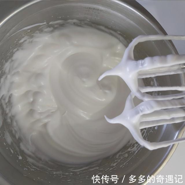 玉米淀粉|爆浆椰浆芝士奶盖蛋糕,切开一小口,竟然还是爆浆效果