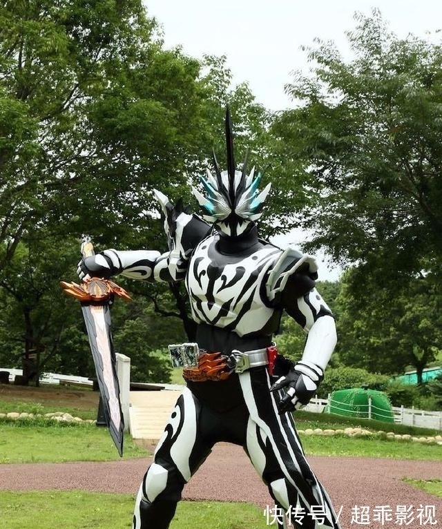 虚无剑|假面骑士刀剑全新皮套特写,原始龙元素极为明显,缺少灵魂披肩!