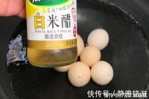 煮鸡蛋时，一定不能直接加水煮，多加1样，蛋壳一碰就掉，更香嫩