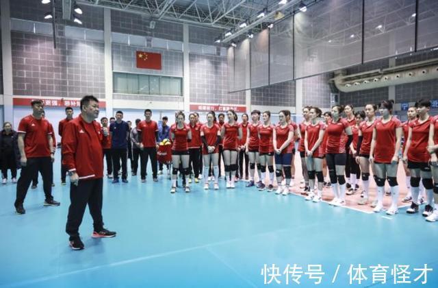 大合影|破案了!女排大合影站C位的人大有来头,谁也不敢“夹带私货”了