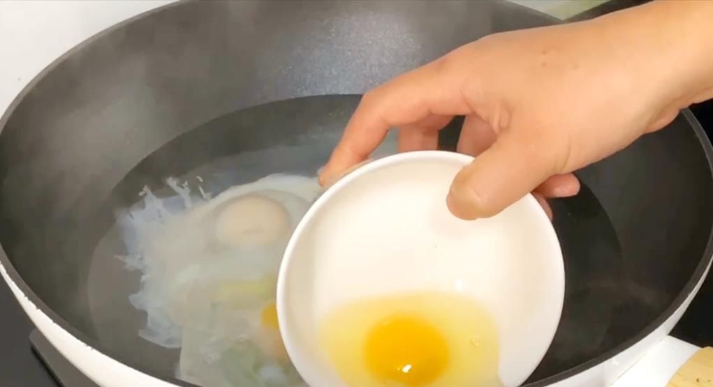  荷包蛋|煮荷包蛋，水开下锅是不对的！学会这个技巧，鸡蛋完整嫩滑不粘锅