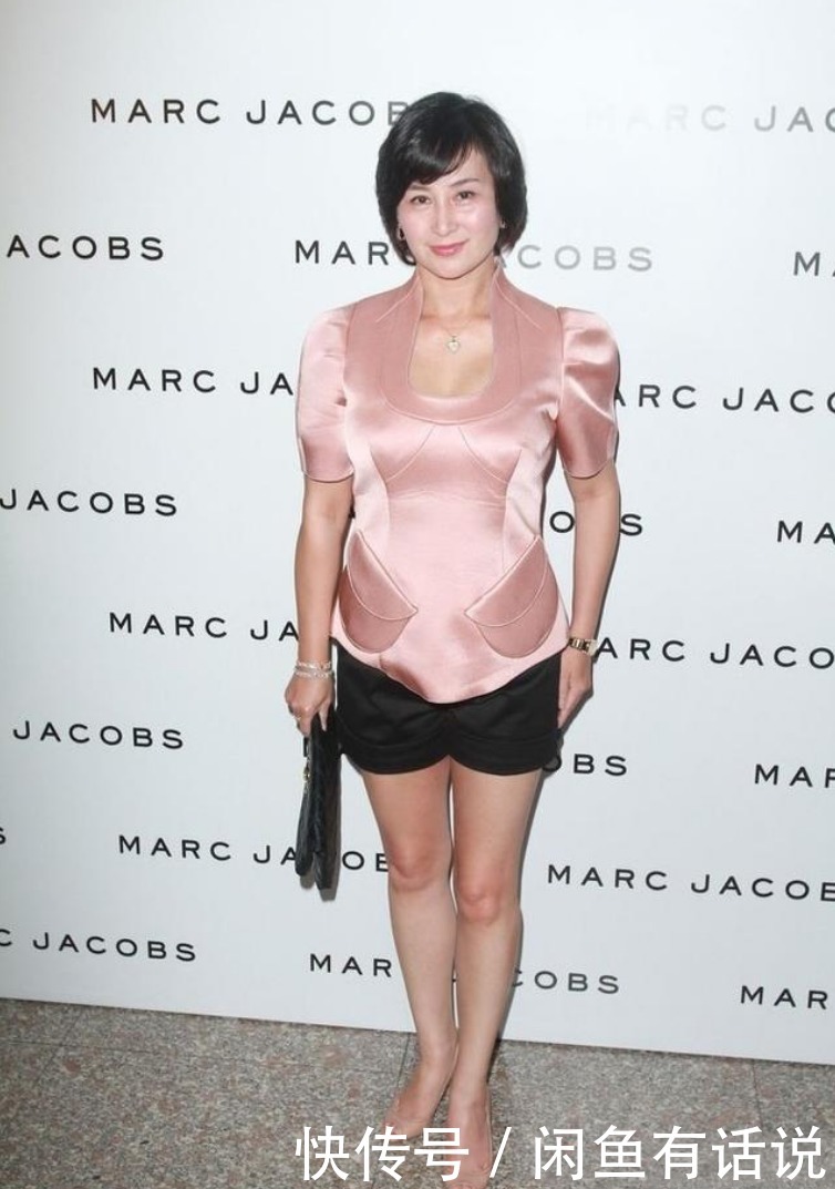 热裤|何超琼有豪门底蕴,穿“芭比粉”上衣也不俗气,搭配热裤美成贵妇