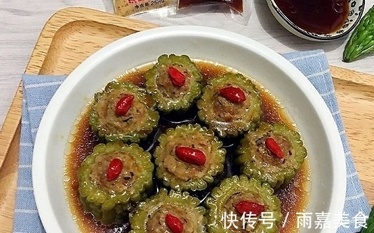 经典家常菜，苦瓜酿肉最简单的做法，营养美味，孩子也喜欢吃苦瓜