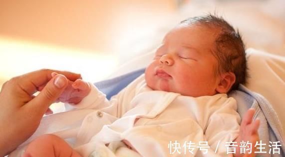 满月|新生儿没满月,不要给这3种人抱,尤其第2种,宝妈别不当回事