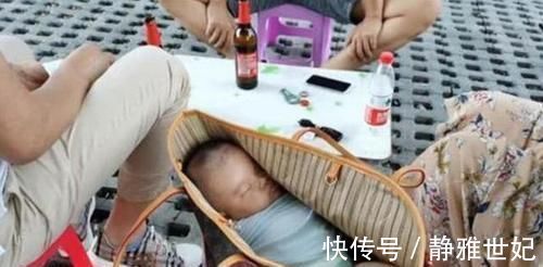 公众场合|“最无奈宝宝”火了,父母吃烧烤嫌娃碍事放进包里,网友:捡来的