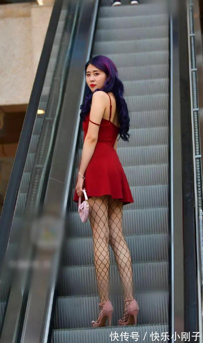 浅灰色 女神脚上穿着一双气质的高跟凉鞋,走路的姿态也显得更加的时尚