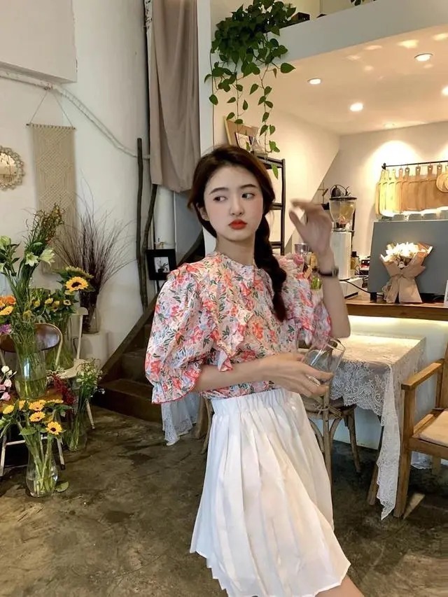 小白裙|最近“衬衫+碎花半身裙”火了!学会这3个穿搭思路,再美一秋天