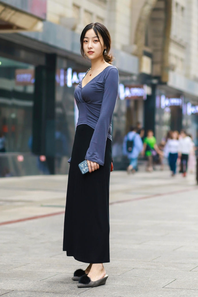 街拍:小姐姐牛仔短裤搭配露肩清凉的上衣,给人阳光甜美的感觉