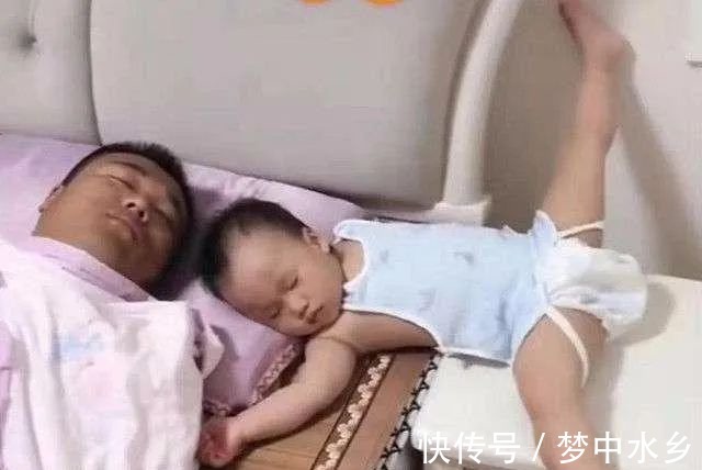 通风换气|一家四口睡姿火了,看的出来爸妈是真爱,两个孩子是意外