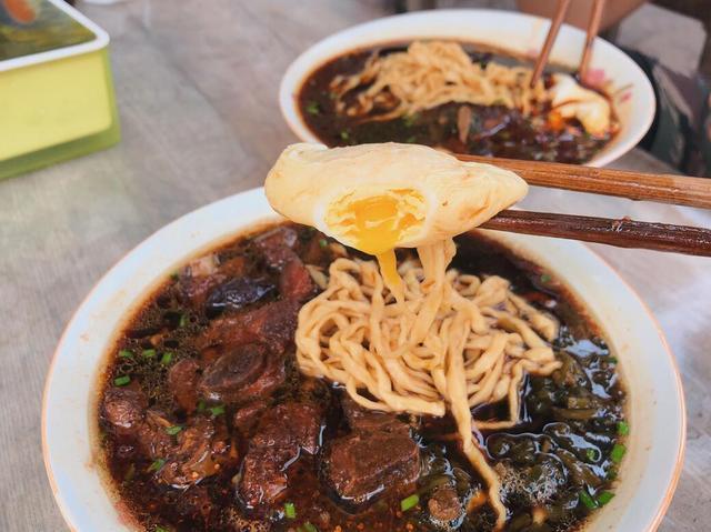 深巷里的老面馆,开了近三十年只有六张桌子,食客面里的肉真多