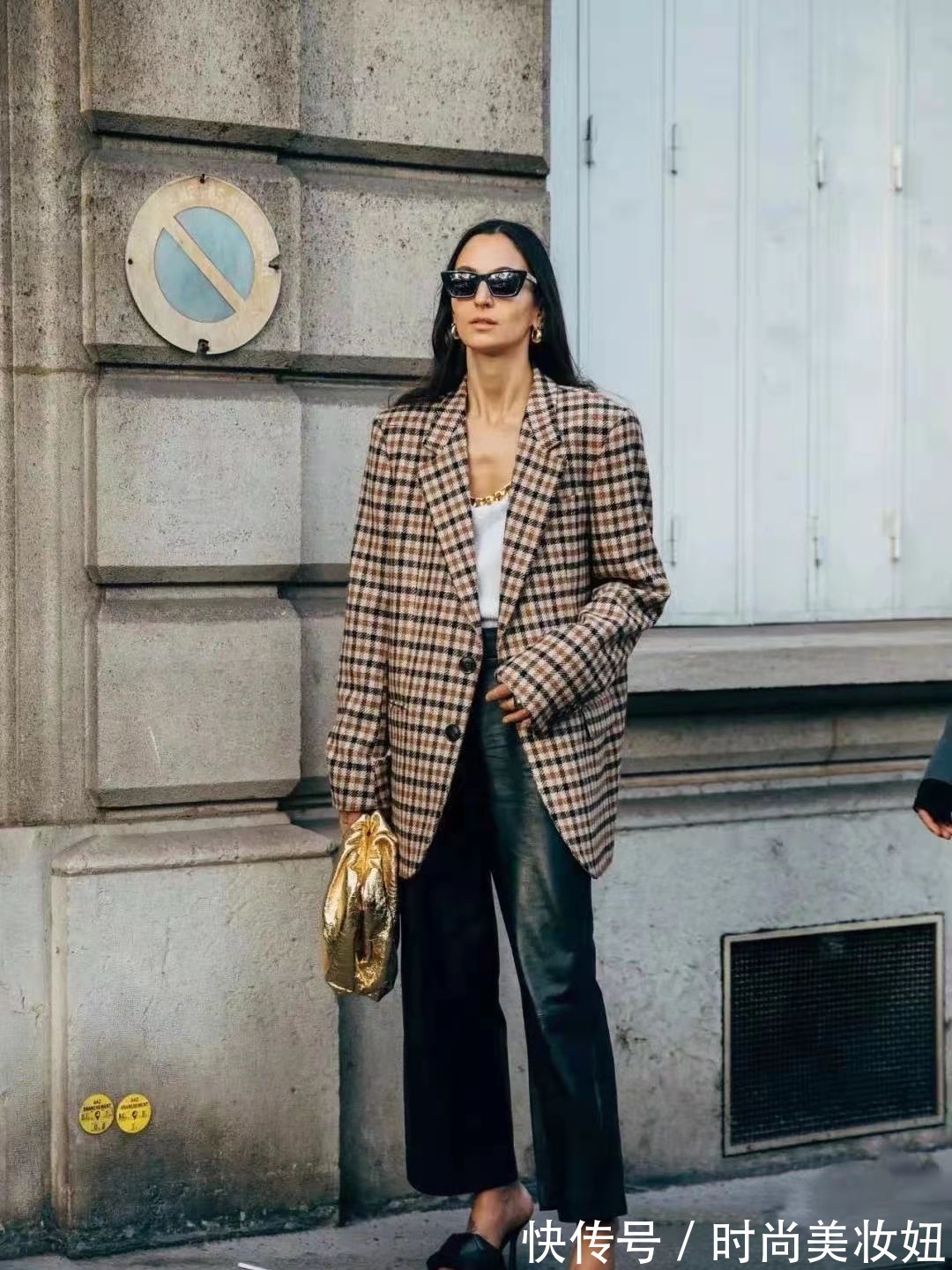 气质|秋冬万能的“媚茶色”,不费力就穿得气质又显贵,适合40岁女人