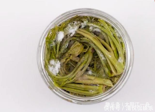 腌制|这才是腌香椿的正确做法！香椿颜色翠绿，随吃随取，放一年不会坏