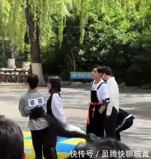 整个城市吃狗粮!“郑恺爱苗苗”出现大屏上,夫妻甜蜜羡煞旁人