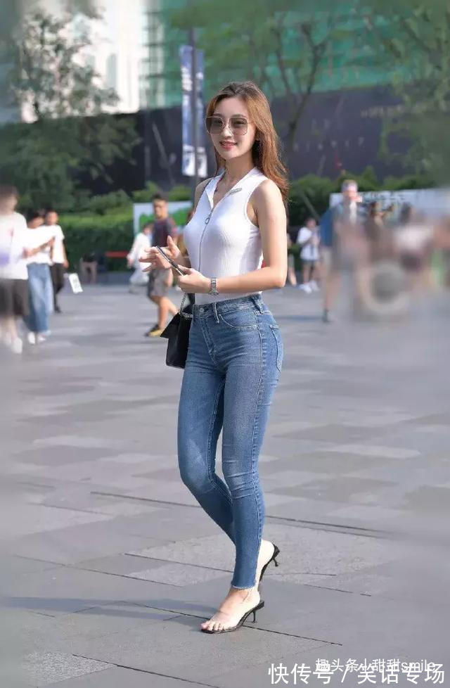 高跟鞋 美女脚上一双个性的简约高跟鞋,满满都是时尚的气息,超级显气质