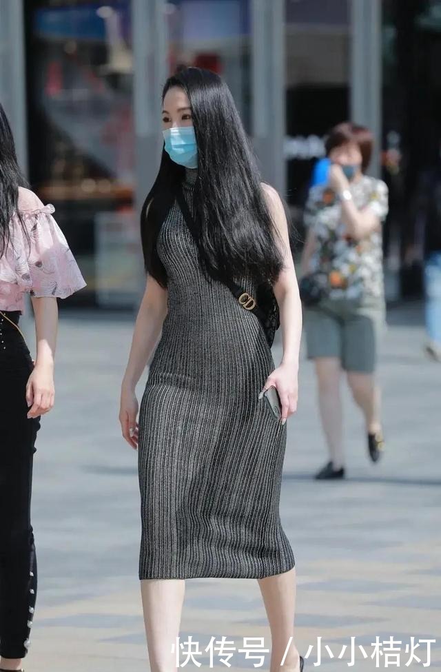 针织面料|能让自己变好看的秘密是选择正确的穿搭,修身长裙最显身材!