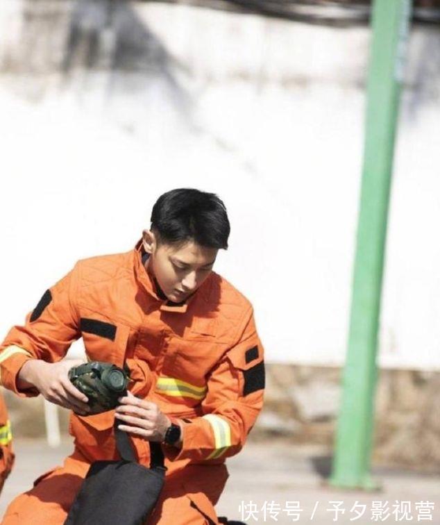 周冬雨黃子韜錄綜藝體驗(yàn)消防員，17秒穿越火堆，眉毛瞬間被燒焦