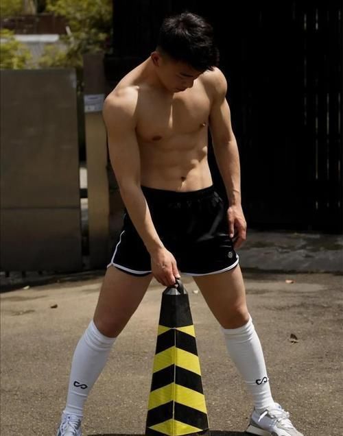 身材|颜值高、身材棒,让人着迷的21岁大三体育生,这样的男生太有魅力