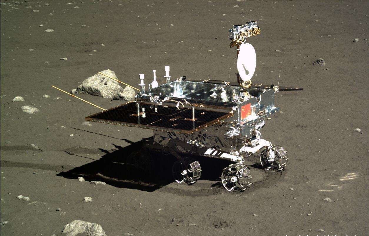 真实的月球表面为何总像刚刚下过一场小雨？