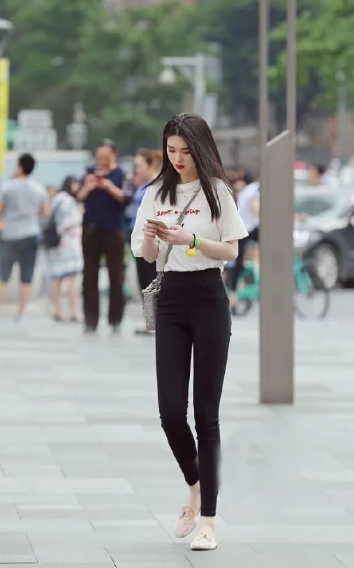 青春|街拍:长相清纯的小姐姐,青春靓丽,温婉可人