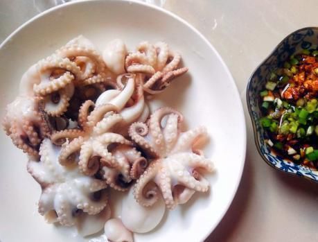 白灼八爪鱼为啥咬不动海边渔民指出做错的步骤,原来这做法才对