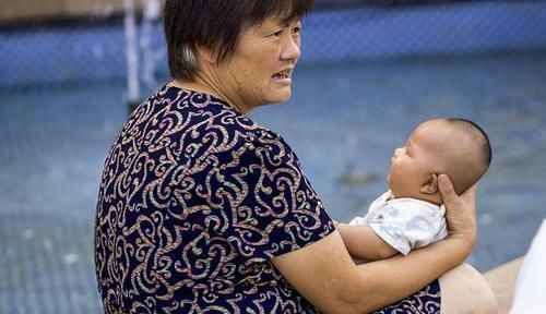 绝经|为啥女人进入更年期后,都会变“丑”?教你三招,或能重返年轻