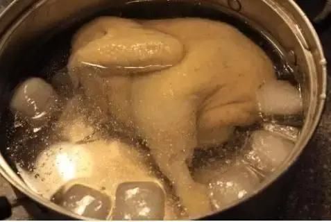 做法|做白切鸡是下锅煮还是蒸完全错粤菜大厨教你正宗白斩鸡的做法