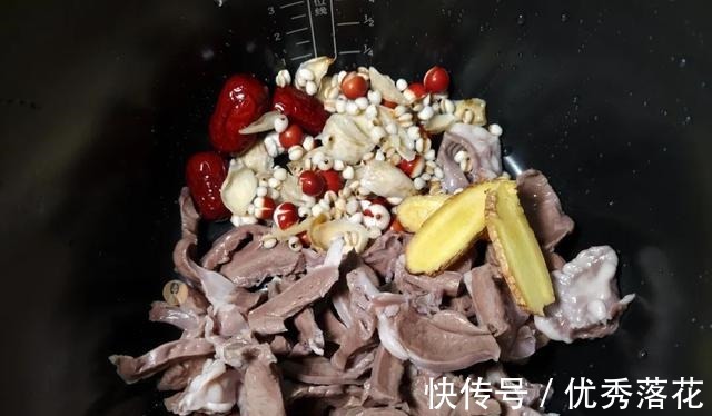 猪心别再炒菜啦,把它煲成汤,清爽可口无腥味,冬季多喝身体好!