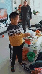 |搞笑GIF：趁还没娶回家，大哥赶紧退婚吧，为你好！