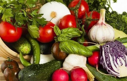 50岁后,多补充4类维生素,强健骨骼显年轻,预防骨质疏松