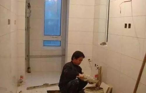 瓷砖|用这种方法贴卫生间瓷砖,入住后不渗水空鼓,太聪明了!
