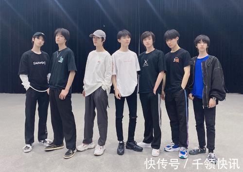 团综路透超甜:张真源秀腹肌,丁程鑫穿女装,文轩CP像连体婴儿